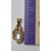 Image 4 : 14K Yellow Gold Brutalist-Style Openwork Pendant With Baroque Freshwater Pearl - Weight: 2.7g