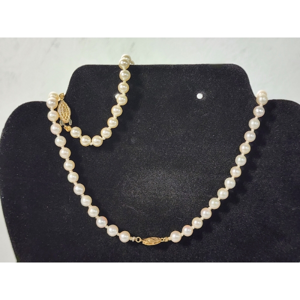 Beautiful Pearl Necklace and Bracelet Set