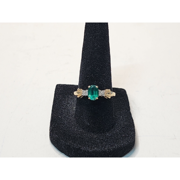 10K Gold Ring with Emerald-Colored Gemstones - Size 7.5 - 2.1g 