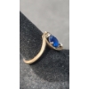 Image 3 : 10K 969 JTC Gold Claw-Set Oval Ring With Blue Sapphire & Clear Stones - Size 6.5 - Weight: 2.5g