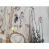 Image 6 : Lot of Costume Jewelry: Necklaces and Bracelets 