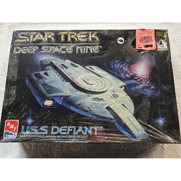 Star Trek: Deep Space Nine - USS Defiant - Snap Assembly Model Kit - SEALED/NIB!!! 