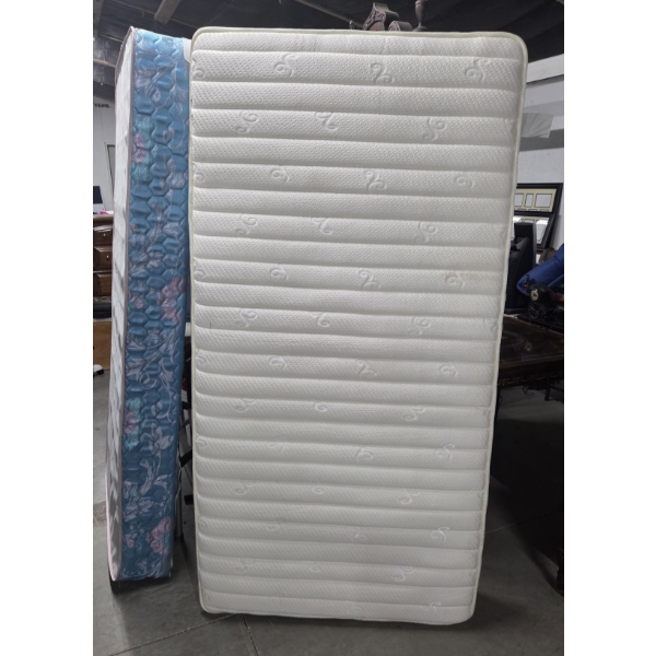 Excellent Condition Clean Twin Sized Mattress & Box Spring Set 