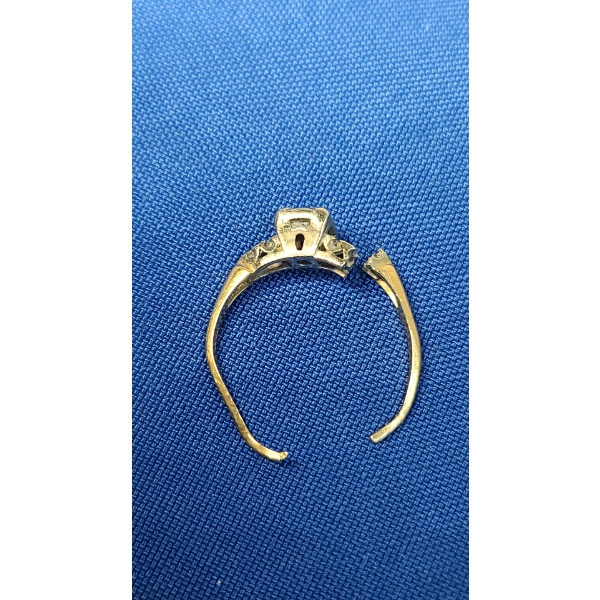 Damaged 14K Gold Ring With Diamonds - Weight: 2.1g