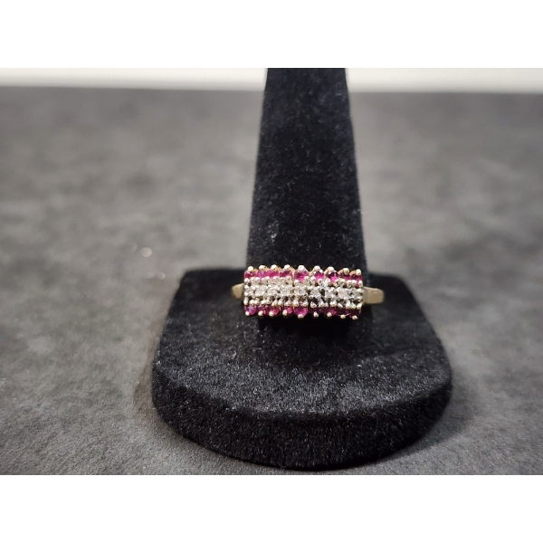 Gorgeous 10KP Gold Ring with Ruby-Colored and Clear Stones - Size 10.5 - TW: 2.9g