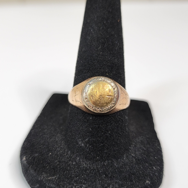 Vintage 10K Gold Signet Ring - Size 8 - Total Weight: 5.6g