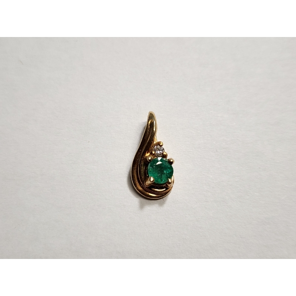 14K Yellow Gold Pendant with Green Stone & Diamond Accent - TW: 0.7g