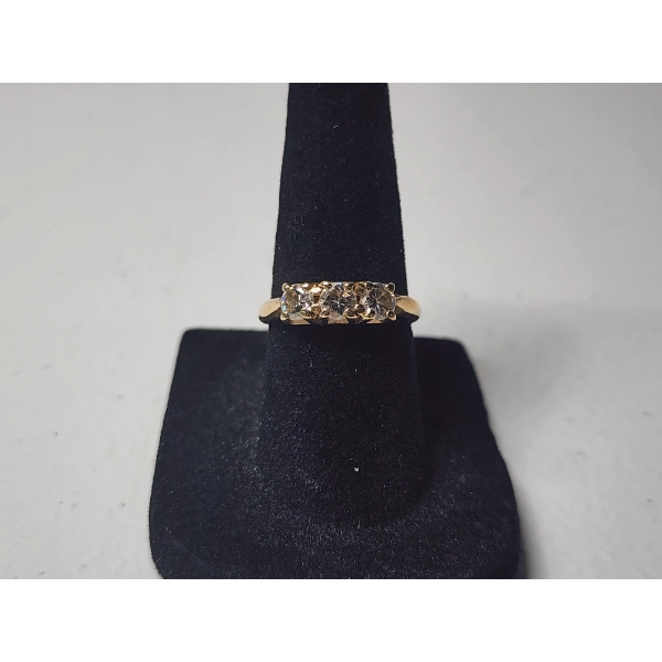 Incredible 14K Yellow Gold Ring with 3 Diamonds - Size 6.5 - TW: 2.7g