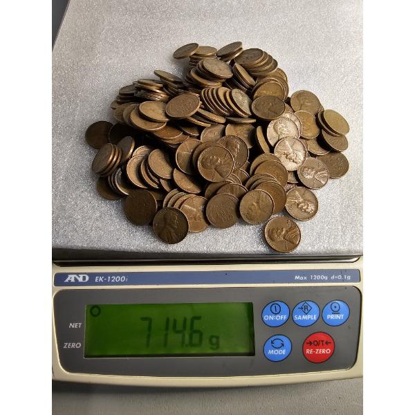 Lot of Assorted Wheat Pennies (714g) - AFV: $2.29 (estimated by weight)
