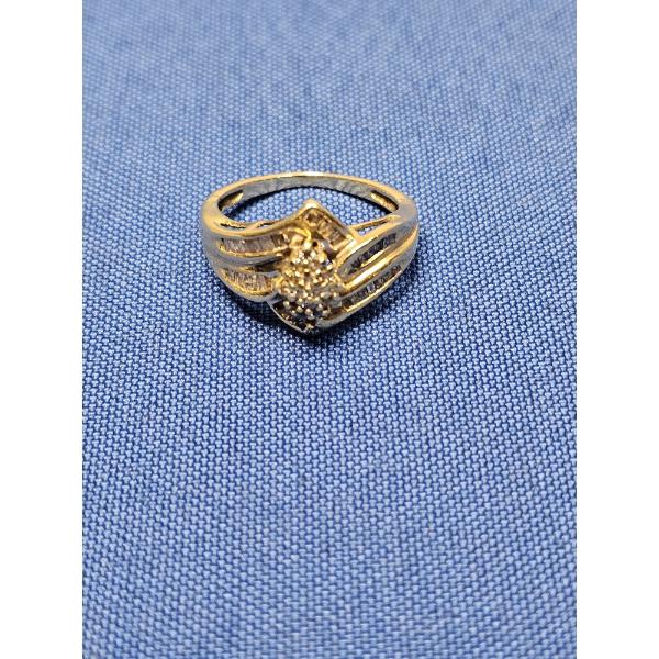 10k Gold Diamond Ring - Size 7 - Weight: 3.7g