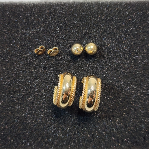 Two Pairs of 14K Yellow Gold Earrings: Rope Edge Hoop & Gold Ball Stud - Total Weight: 2.3g