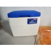 Image 3 : Vintage Coleman Lil' Oscar Cooler & Plastic Plates and Cups Set