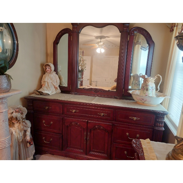 Mahongany Matching Laadies Dresser, With Tri-Section Folding Sides Mirror. Excellent 