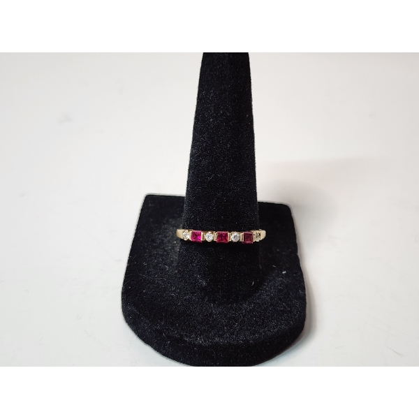 10K Gold Ring with Ruby-Colored Stones - Size 8.5 - Total Weight 1.5g