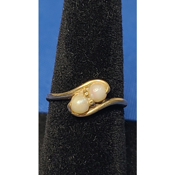 Women's 10K Gold Ring With Pearl Like Stones - Size 5 - Weight: 1.5g