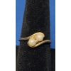 Image 1 : Women's 10K Gold Ring With Pearl Like Stones - Size 5 - Weight: 1.5g