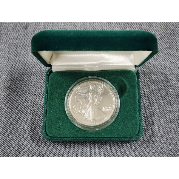 1989 United States 1 Oz .999 Fine Silver American Eagle One Dollar Round in Original Case 