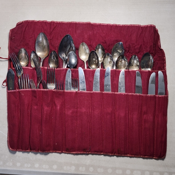 Around 3 LBS in Assorted Silverplated Silverware Ft. WM Rogers, Oneida & More!