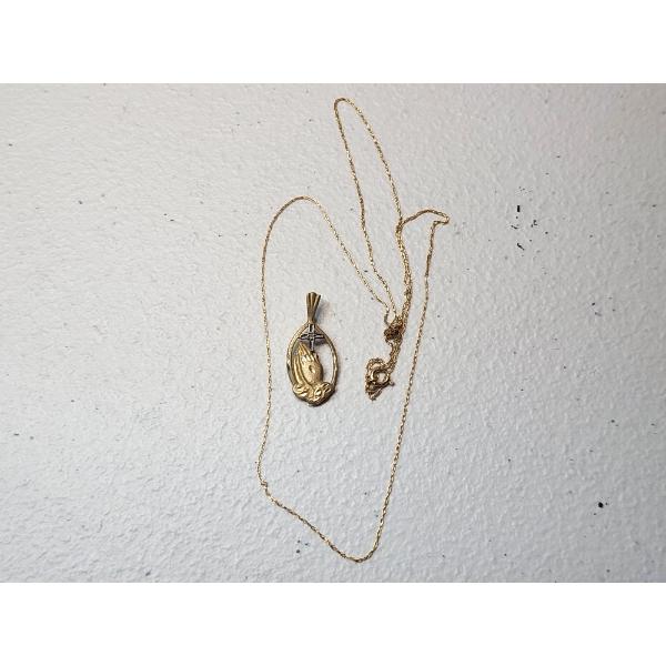 10K Yellow Gold Necklace with Praying Hands and Cross Pendant TW: 1.3g