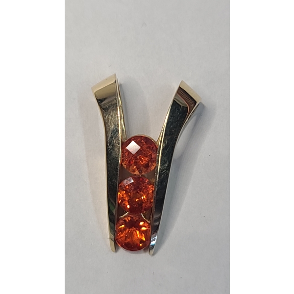 14K Yellow Gold Split V Design Pendant With Orange Rose Cute Stones - Weight: 6.8g