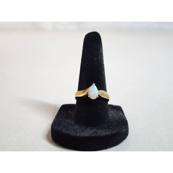 10K Gold Ring with Gorgeous Opal Stone - Size 8 - Total Weight 2.0g