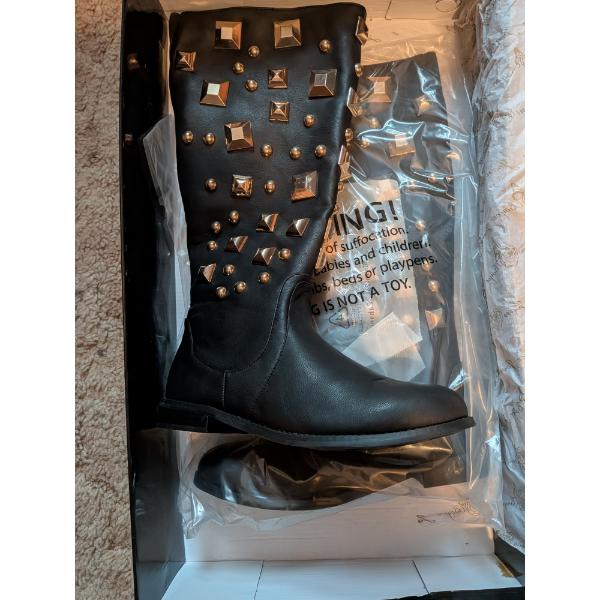 New In Box Black Size 7 Womans Boots With Gold Accents 