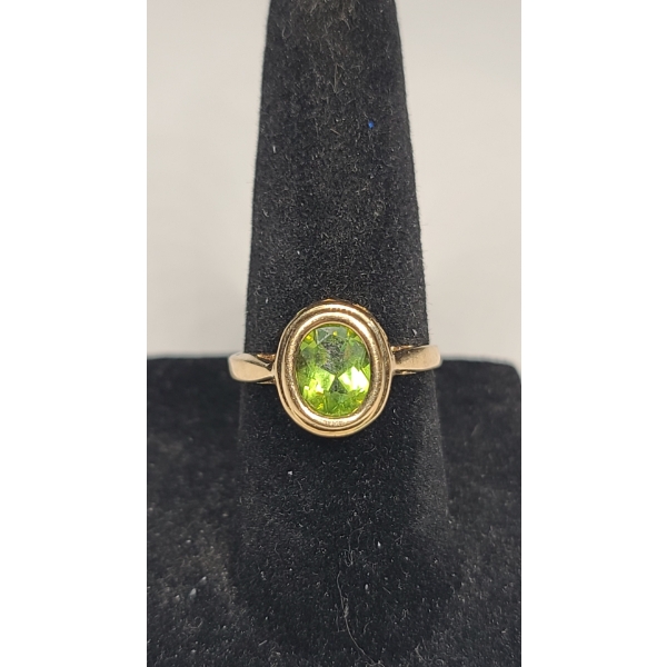 14K Yellow Gold Ring Featuring Green Peridot In Bezel Setting - Size 6 - Weight: 2.7g