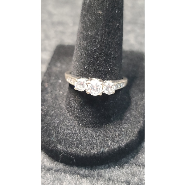 14 KT Gold Diamond Ring W Heart Detail On Sides 3.5 Grams