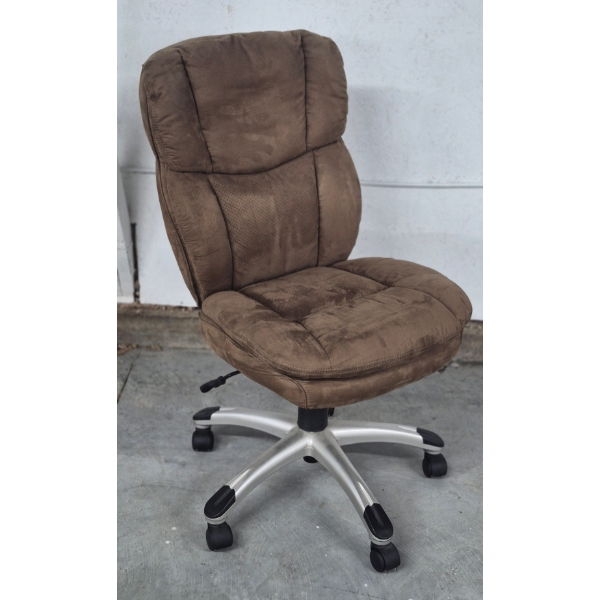 LIKE NEW - SUPERB HIGH QUALITY PLUSH ClOTH UPHOLSTERED DESK / OFFICE CHAIR - FULL FEATURES