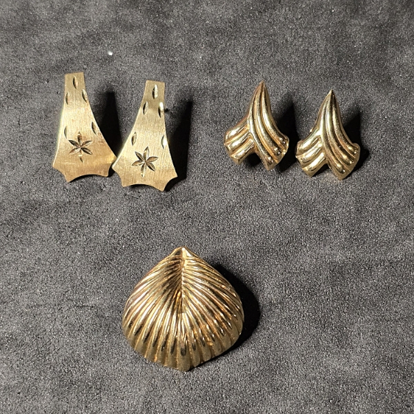 Assorted 10k Earrings - 2g TW