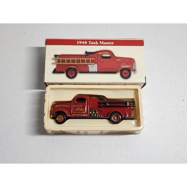 1999 Reader's Digest Limited Edition 1:64 Scale Diecast Replica 1948 Task Master Fire Truck