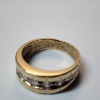 Image 4 : Stunning 14K Yellow Gold Ring with Channel-Set Row of 5 Diamonds - Size 7.5 - Total Weight: 6.4g