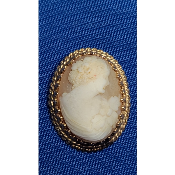 Beautiful Cameo Set In 10K Gold Pendant Bezel - Total Weight: 3.7g