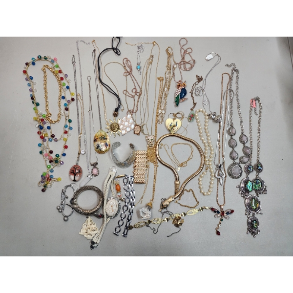 Lot of Costume Jewelry: Necklaces and Bracelets 
