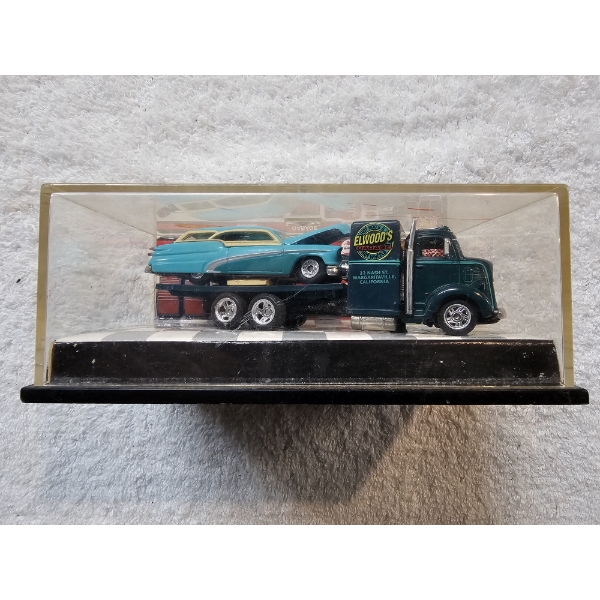 Elwood's  Garage Truck/Car Diorama