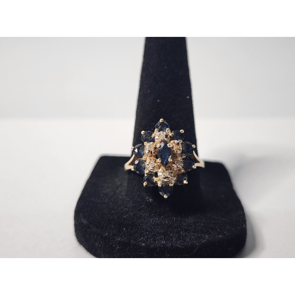 Gorgeous Detailed 14K Gold Ring with Sapphire-Colored Stones - Size 9 - Total Weight: 4.0g