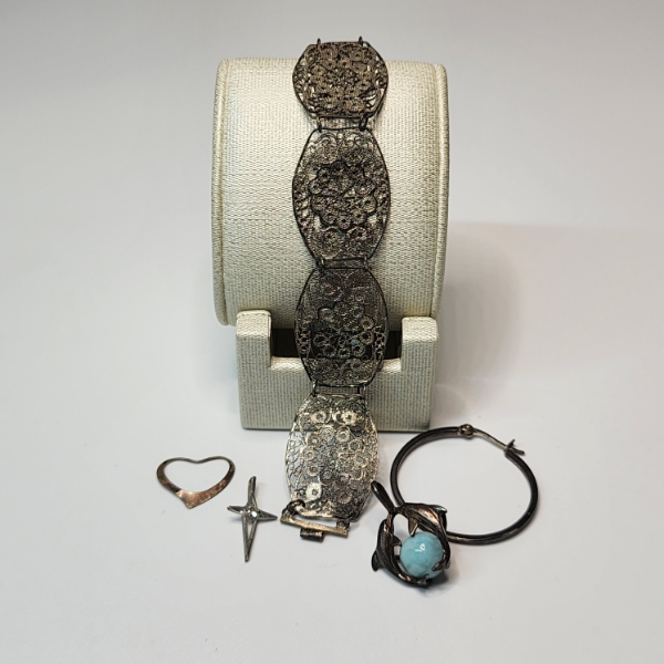 Assortment of Sterling Silver Jewelry: Bracelet, Dolphin Blue Pearl Pendant, & More!! TW: 15.5g