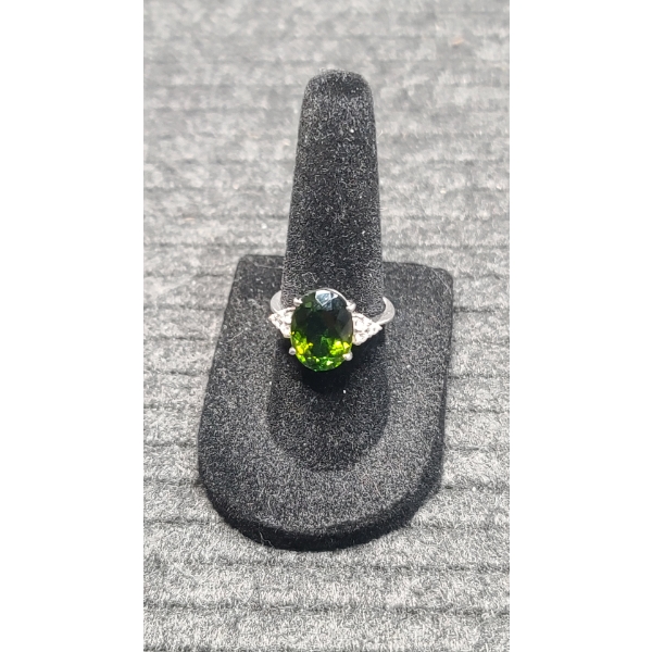 White Gold Ring With Beautiful Green Stone Believed To Be 10K Gold - 4.3 Grams