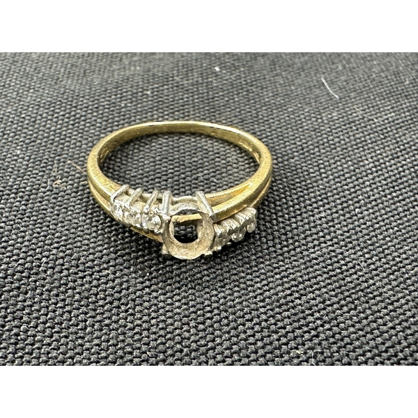 18k Gold Ring Total Weight 2.9g