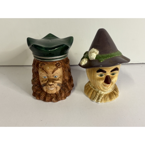 Wizard of Oz Salt & Pepper Shakers - Lion & Scarecrow - Enesco Corp. - 1999 Tuner Entertainment Co.