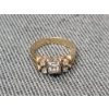 Image 5 : Stunning 14K Gold Women's Ring -Size 6 - With One Large Diamond & Some Small Diamonds - Weight: 4.4g