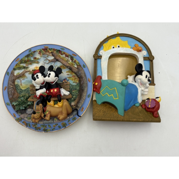Minnie & Mickey & Pluto Decorative Plate with hanging Chain - Mickey in in bed photo frame