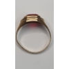 Image 5 : 10K Yellow Gold Ring With Red Stone - Size 10 - Weight: 4.1g