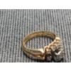 Image 7 : Stunning 14K Gold Women's Ring -Size 6 - With One Large Diamond & Some Small Diamonds - Weight: 4.4g