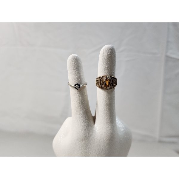 x2 10K Gold Rings: 1978 Glenoak Glass Ring & Ring with Flower-Like Stone Design TW: 7.7g
