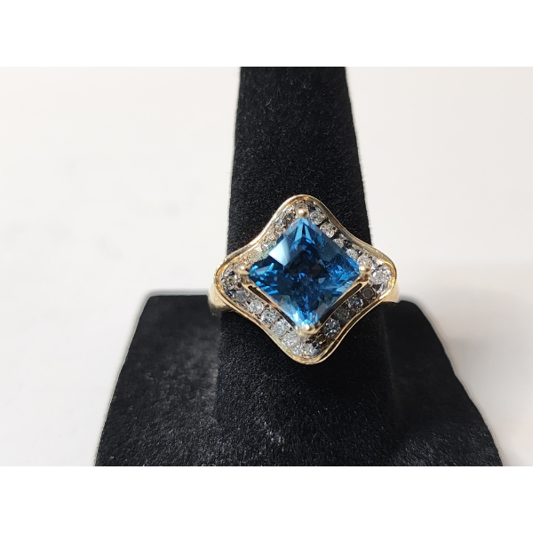 Stunning 10K Gold Ring with Diamonds and Large Topaz Gemstone Total Weight 4g - Size 7.5