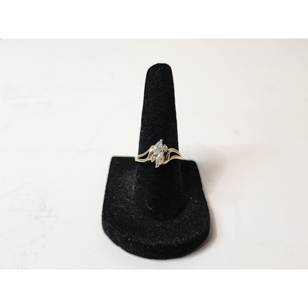 14K Gold Ring with Stones - Size 7.5 - Total Weight: 2.3g