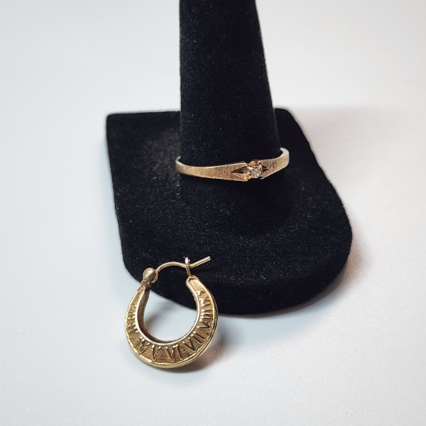 Vintage 10K Gold Jewelry: Solitaire Diamond Ring Size 9 and One Earring - Total Weight: 2.0g
