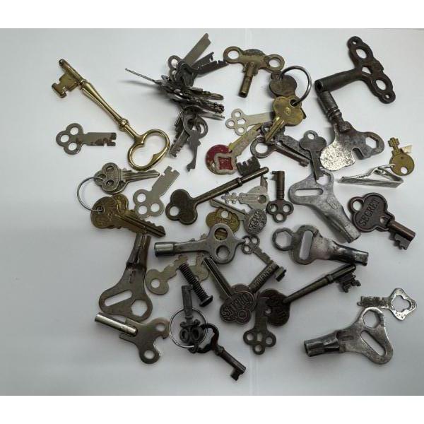 Assorted Lot of Vintage/Antique Miscellaneous Keys. Collectors Item! 