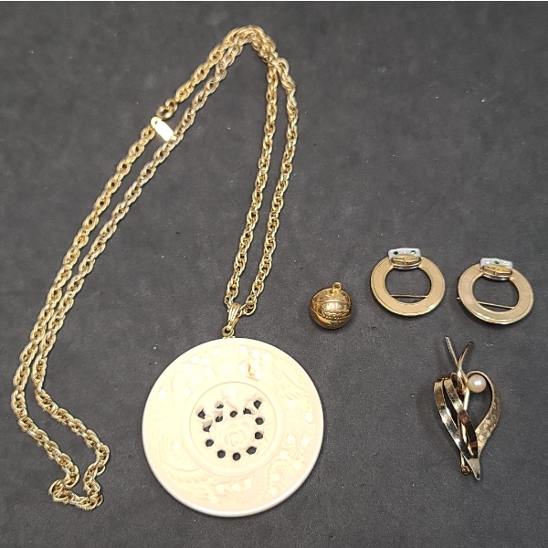 Lot Of Gold Filled Jewelry Including Vintage Van Dell Heart Brooch - Total Weight: 37.0